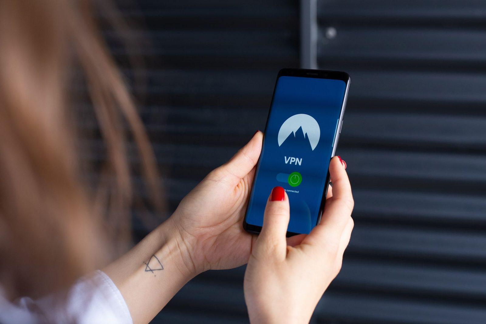 Passer une frontière sans livrer sa vie privée : le guide du téléphone de voyage