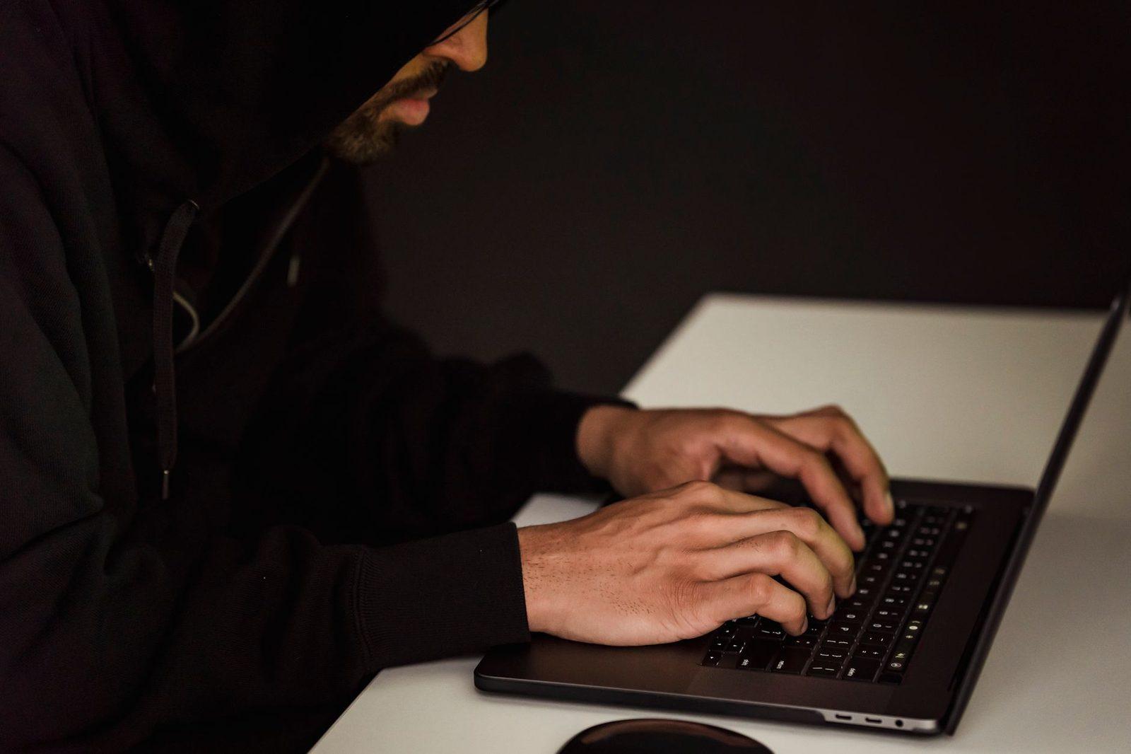 L'identité numérique et ses prolongements physiques : comment effacer vos traces réelles